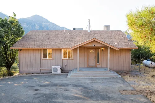 Shasta Lake Beautiful House w/ Hot Tub, BBQ, Ping Pong & Foosball Table - 4-Star