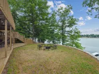 Amazing lake views for the perfect family getaway at the Lake Thirteen Retreat! Hotels in Clare County