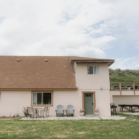 🦙 Lava Yay Frame - Bright High desert Cabin.