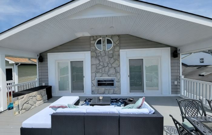 HOT TUB & Bicycles - Walking distance to the BEACH, bay, restaurants, & shopping
