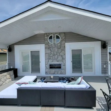 HOT TUB & Bicycles - Walking distance to the BEACH, bay, restaurants, & shopping