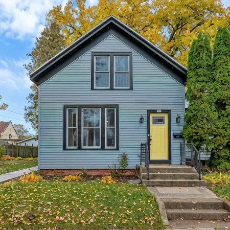 The Suncatcher- Steps to Lake Michigan. Pet Friendly & Fully Fenced