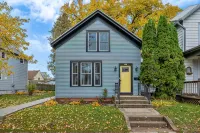 The Suncatcher- Steps to Lake Michigan. Pet Friendly & Fully Fenced