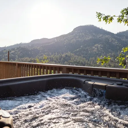 Shasta Lake Beautiful House w/ Hot Tub, BBQ, Ping Pong & Foosball Table