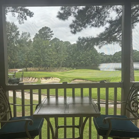 Comfy condo on the 17th green of True blue, min’s  to beach, shops & great food