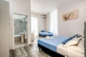 Napoli's Gold Hotel