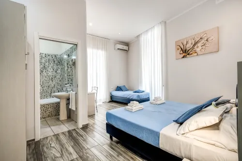 Napoli's Gold Hotel - Homestay
