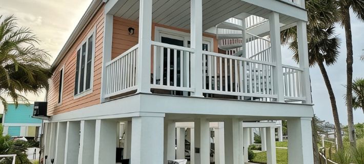 Minutes to the Beach! Waterfront House, BBQ Grill -Rooftop Deck / River View. Hotels in Jensen Beach