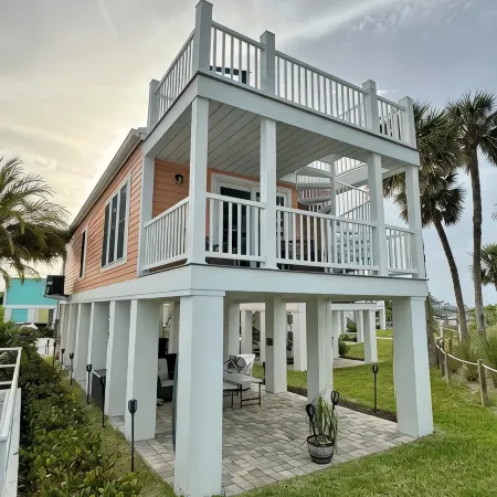 Minutes to the Beach! Waterfront House, BBQ Grill -Rooftop Deck / River View.