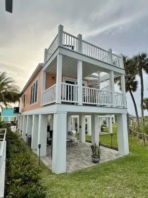 Minutes to the Beach! Waterfront House, BBQ Grill -Rooftop Deck / River View. - 4-Star