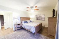 "The Veranda" Lake Hamilton Retreat for 6: Great sunsets and fireworks views! - Wifi