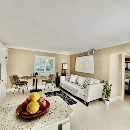 Downtown "old" Naples, walking distance to beach, restaurants & shops