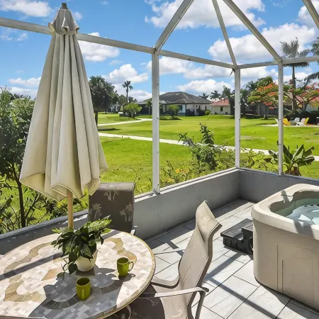 Burnt Store Isles Golf Home, W/Hot Tub/King Bed/Fast WIFI/Unbeatable Location