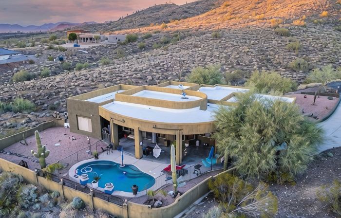 Spacious 4-bedroom house with Mountain View’s, pool and putting green.