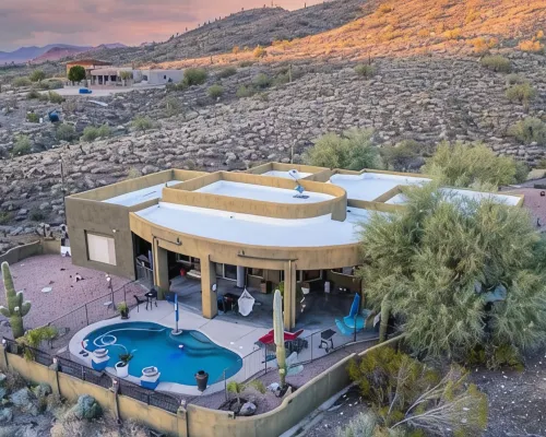 Spacious 4-bedroom house with Mountain View’s, pool and putting green. Hotels in New River