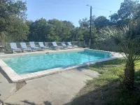 Large River Home with private pool, basketball court, private, pool table Hotels in McQueeney