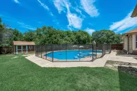 Family Dream Home, Arcade fun!, Huge Pool! 5 bedrooms, 3 baths