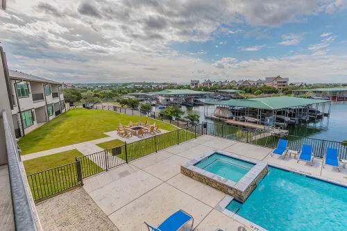 Lake front Condo 2BD/2BA w/ pool, hot tub, fire pit, gas grills, gym, & laundry. - Boutique