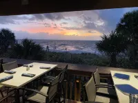 GEM! 3 BR BEACH HOUSE w/ HEATED POOL, short ride to the beach! - 비치