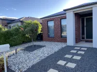 Modern 4-Bedroom Home, Near Playground, Lake & Nature Trails, Minutes to Bendigo - บังกะโล