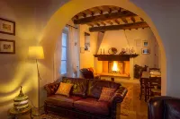 Farmhouse holidays in Umbria, the green heart of Italy, amongst art and nature. - Pools