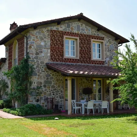 Villa with garden and heated pool with jacuzzi