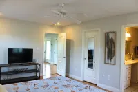 Peaceful Waterfront Summer Escape! Sunshine, King Suite, Private Dock - 3-Star