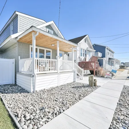 Beach House Full of Family Fun Within 15 Min Walk to the Beach +  Work Space