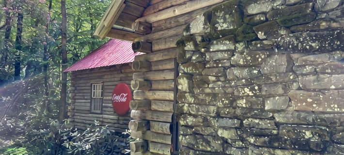 Tripps Cabin- Quaint cabin a mile from downtown Highlands! ハイランズのホテル