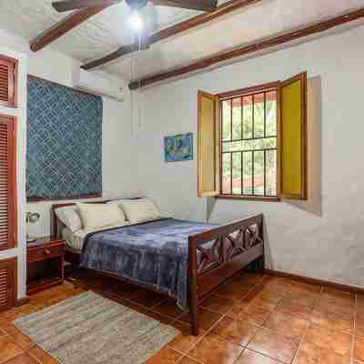 spacious and comfortable Villa with tropical charm and pool Rooms