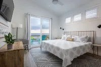 4BR 3BA Waterfront Slice of Heaven! Luxury, hot tub, sunsets, fishing.