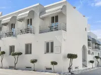 Polos Hotel Paros فنادق في باروس