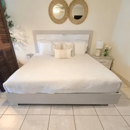 Stunning Oceanfront Condo @ Sapphire Beach-King Bed, Beach, Dining & Pool Access