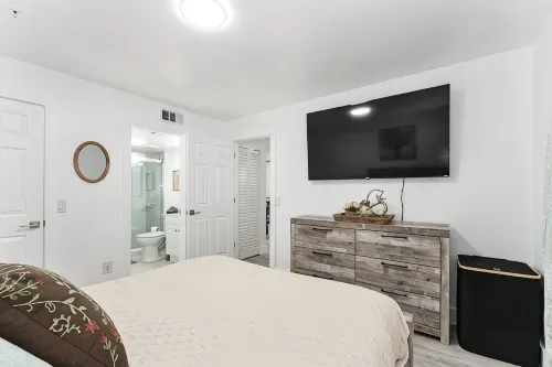 Cozy Modern Apartment - Near Shands & VA - Condos