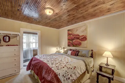 INCREDIBLE 8br 4ba Log House, Big St Germain Lake, Outdoor Covered Bar, Beach