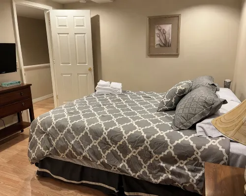 #11 2-bedroom apartment in historic Lorain, across from Palace Theatre. Hotels in Lorain