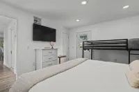Luxury Cottage Directly Across from the Beach Hot Tub Center of Downtown-Private - Wifi