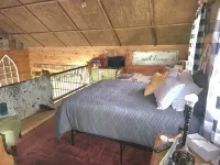 Saunders Cabin Wifi. Creek w/Fire Pit, Cornhole, ax Board, Horseshoes. Big Field Hotels in Caldwell County