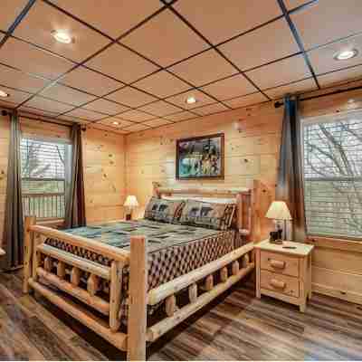 Close to the Main Parkway!! - Sleeps 10 in fabulous Pigeon Forge Rooms
