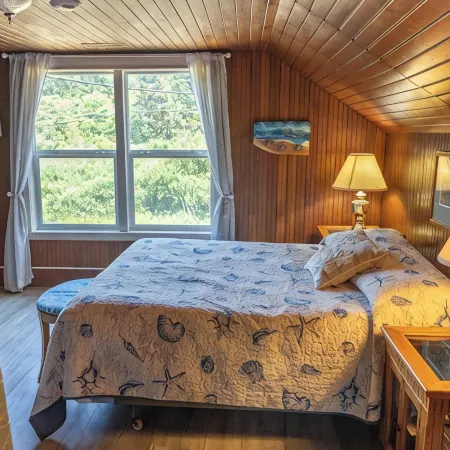 Cozy Family Cabin-Secluded beach access, non-smoking home awaits you
