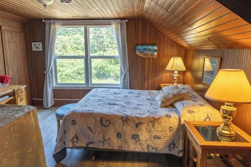 Cozy Family Cabin-Secluded beach access, non-smoking home awaits you