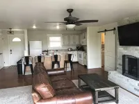 Great retreat!  Close to lake and marina