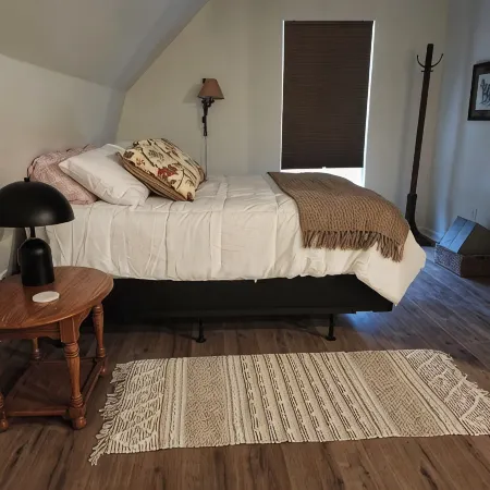 Brand new studio apartment with queen bed, queen pull out, WIFI and AC . Hotels in Wayne County