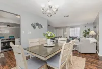 Charming 3-Bedroom Home with Newly Heated Pool and WiFi in Palm Bay - Homestays
