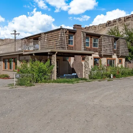 Spacious 5-bedroom house with WiFi, AC in charming Palisade
