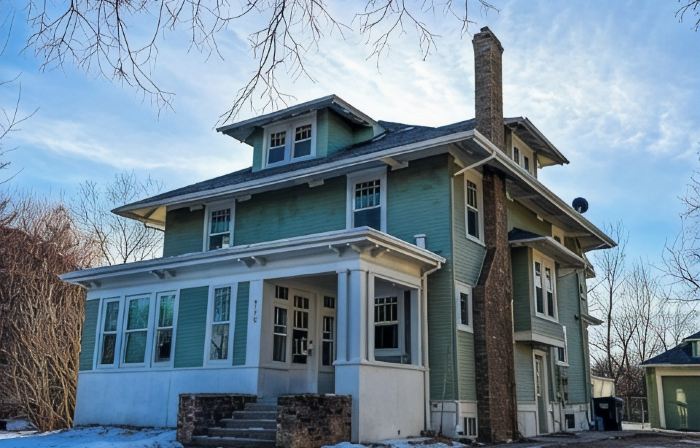 CRAFTSMAN’sUPSTAIRS! 3 bd rm w/impressive attic!