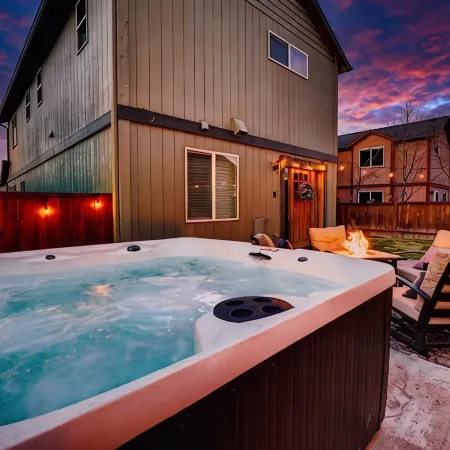Downtown Sisters Suite - HOT TUB - Dog Friendly