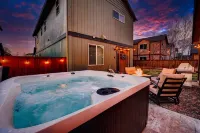 Downtown Sisters Suite - HOT TUB - Dog Friendly