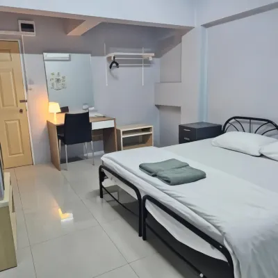 Toucan Bed and Cafe Hotels near Huachiew Chalermprakiet University