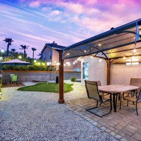 Relax & Play King/Queen Bed + Putting Green Patio Отели рядом с достопримечательностью «Поле для гольфа Durango Hills»